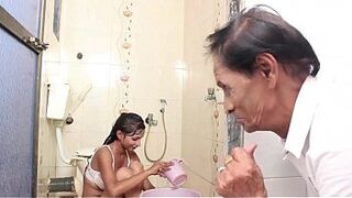 Горячий б. Купание и секс с тестем - порно видео