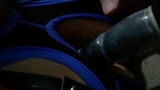 Анальная игра с вибратором, затем массивная анальная пробка - порно видео