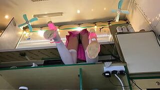 Супер симпатичная падчерица, вуайерист, под юбкой перед скрытой камерой на работе - порно видео