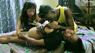 Индийский бойфренд трахнул свою подругу на глазах у невестки! Горячий хинди секс втроем! - порно видео