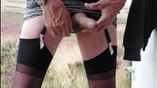 Мастурбация на улице в чулках - порно видео