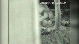 Во время встречи друзей, пара осторожно уходит, чтобы трахаться, но обнаруживается - порно видео