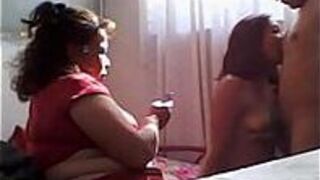 Секс втроем со зрелой и молодой мамой - порно видео