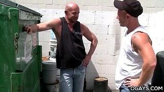 Зрелые геи разгружаются на работе - порно видео