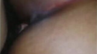 Засовываю яйца глубоко в киску - порно видео