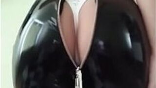 Красивая попка в кожаных лосинах, девушка-подросток, сексуальная - порно видео