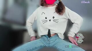 Худенькая тинка трахается с черным вибратором, скачет на подушке с настоящей спермой в позе наездницы - порно видео