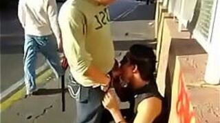 Гей сосет на публике - порно видео