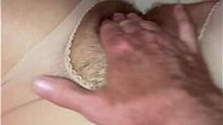 Растираю киску Лоис, пока она не кончит в колготках с вырезом - порно видео