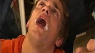 Чувака залили чертовски и наполнили мочой и спермой - порно видео