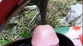 Публичная вставка красной пятки в член на улице - порно видео