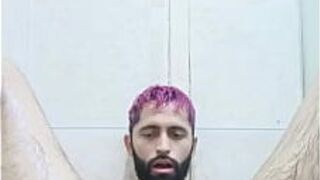 Латиноамериканец с большим хуем Камило Браун использует масло и вибратор в душе, чтобы довести себя до интенсивного оргазма простаты - порно видео