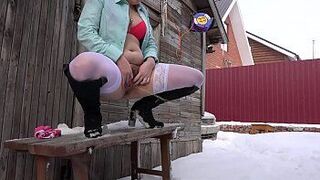Русская брюнетка в чулках и с сочной жопой в трусиках показывает золотой душ в экстремальных условиях. Девушка на улице, в холодный, морозный, зимнии день ссыт на снег. Ее волосатая киска выдает много горячей мочи. Фетиш компиляция смелой красавицы - порно видео