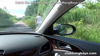 Кончаю на его задницу на публике - порно видео