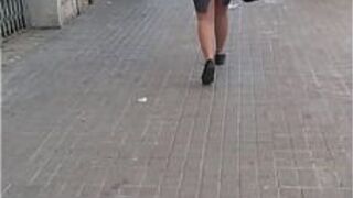 Сексуальная девушка с толстой задницей гуляет - порно видео