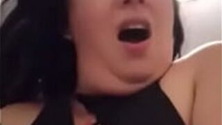 Школьница прыгает на его члене - порно видео