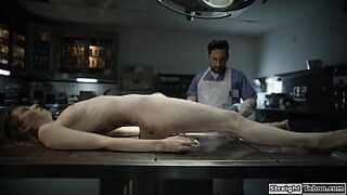 Сотрудницу морга в депрессии преследует Джейн Доу дома - порно видео