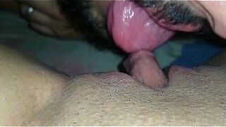 Играла в фри фаер, муж упал в рот на мою пухлую писечку. - порно видео